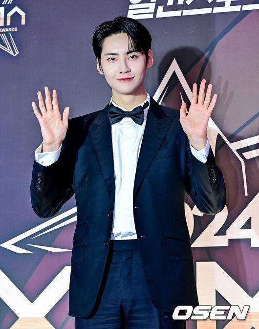 [OSEN=지형준 기자] 17일 오후 인천 중구 운서동 인스파이어 아레나에서 '제1회 코리아 그랜드 뮤직 어워즈(2024 KGMA)'가 열렸다.'2024 KGMA'는 새로운 K팝 축제를 표방하는 시상식으로 배우 남지현과 뉴진스 하니, 에스파 윈터가 MC로 호흡을 맞춘다.배우 이진혁이 포즈를 취하고 있다. 2024.11.17 / jpnews@osen.co.kr