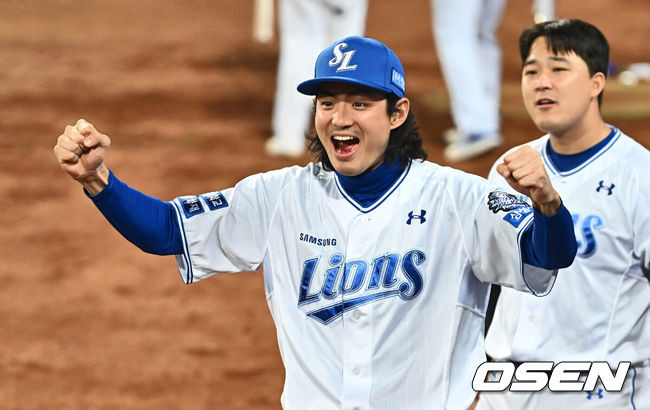 [OSEN=대구, 이석우 기자] 25일 대구 삼성라이온즈파크에서 2024 신한 SOL뱅크 KBO 포스트시즌 한국시리즈 삼성 라이온즈와 KIA 타이거즈의 3차전 경기가 열렸다. 홈팀 삼성은 대니 레예스, 방문팀 KIA는 에릭 라우어를 선발 투수로 내세웠다.삼성 라이온즈 구자욱이 7회말 좌월 백투백 홈런을 친 박병호와 기뻐하고 있다. 2024.10.25 / foto0307@osen.co.kr