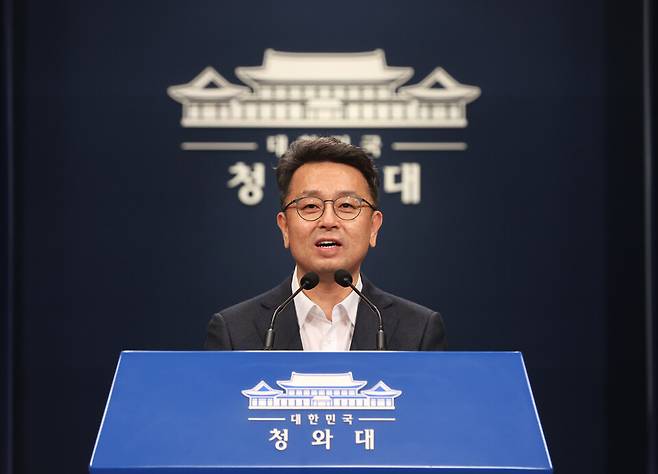 2021년 10월26일 당시 이철희 청와대 정무수석이 청와대 춘추관 대브리핑룸에서 문재인 대통령과 이재명 더불어민주당 대선후보의 차담 결과와 관련해 브리핑하고 있다. ⓒ연합뉴스