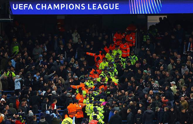 ▲ '싸우고 싶나?', 페예노르트 팬들이 맨체스터 시티와의 유럽축구연맹 챔피언스리그 리그 페이즈에서 0-3으로 지고 있던 경기를 3-3 무승부로 끝내자 흥분했다. 1-3이 된 순간부터 맨시티 팬들을 향해 물건을 던지는 등 시비가 붙기 시작했다고 한다. ⓒ연합뉴스/REUTERS
