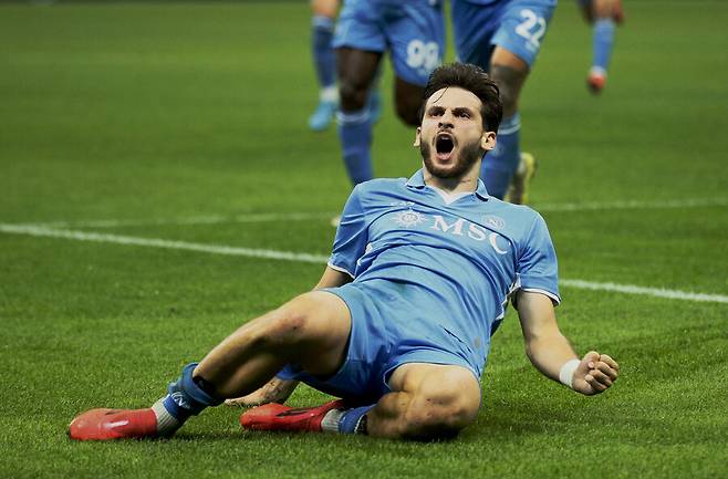 ▲ 나폴리 에이스 흐비차 크바라츠헬리아를 두고 가만히 있던 맨체스터 유나이티드가 영입에 관심을 보이기 시작했다고 한다. 후벵 아모림 감독 체제 개편 선물이라는 해석이다. ⓒ연합뉴스/REUTERS/AFP