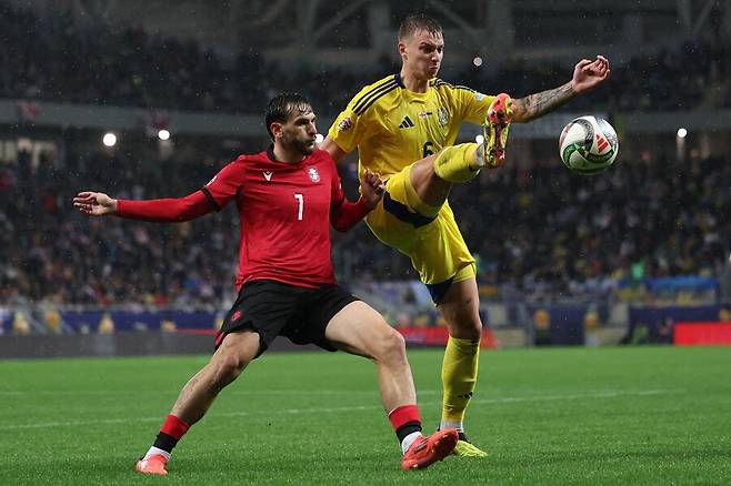 ▲ '조지아 마라도나'로 불리는 흐비차 크바라츠헬리아는 파리 생제르맹, 유벤투스, 레알 마드리드, 첼시 등이 관심을 보여왔다. 그러나 맨체스터 유나이티드가 진지한 제안을 한다는 소식도 나왔다. ⓒ연합뉴스/AFP