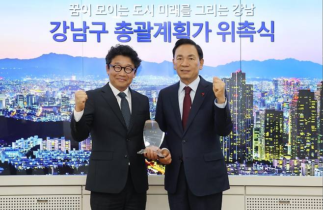 강남구 총괄계획가 위촉  조성명 강남구청장(오른쪽)이 26일 서울연구원 선임연구위원 김인희 박사를 강남구 총괄계획가로 위촉한 뒤 기념 촬영을 하고 있다. [강남구 제공. 재판매 및 DB 금지]