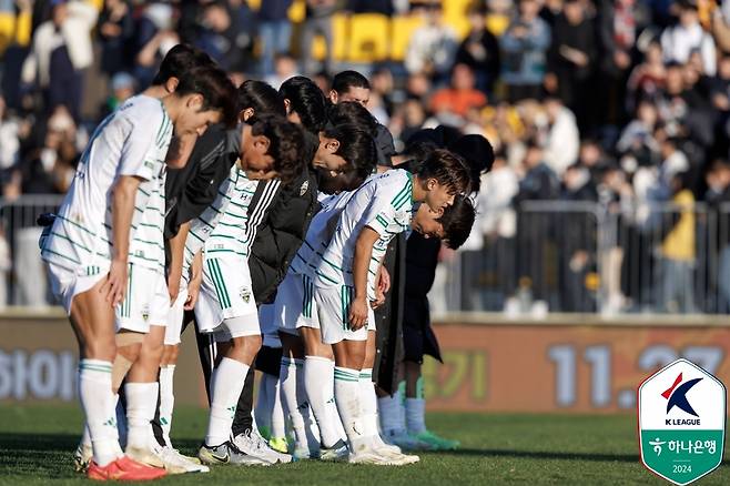 팬들에게 인사하는 전북 현대 선수들 [한국프로축구연맹 제공. 재판매 및 DB 금지]