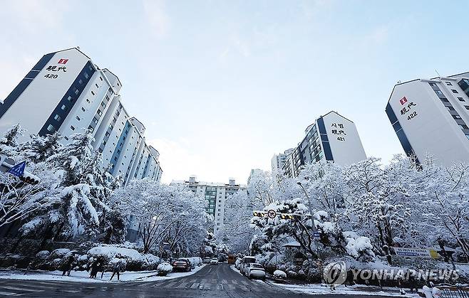 분당·일산·평촌 등 13개 구역 3만6천가구 먼저 재건축한다 (성남=연합뉴스) 홍기원 기자 = 분당, 일산, 평촌, 중동, 산본 등 1기 신도시 내 13개 구역 3만6천가구가 가장 먼저 재건축을 추진하는 '선도지구'로 선정됐다.
    분당은 총 3개 구역 1만948가구, 일산은 3개 구역 8천912가구, 평촌은 3개 구역 5천460가구, 중동은 2개 구역 5천957가구, 산본은 2개 구역 4천620가구가 해당한다.
    사진은 27일 오후 경기도 성남시 분당구 시범단지 현대아파트 모습. 2024.11.27 xanadu@yna.co.kr