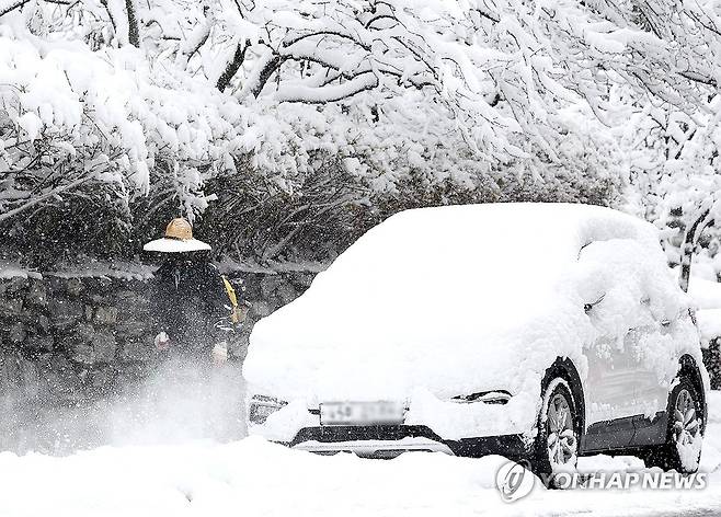 폭설 속 제설 작업 (서울=연합뉴스) 류영석 기자 = 서울 등 중부지방에 많은 눈이 내리는 27일 오후 서울 서초구 대검찰청에서 직원들이 제설 작업을 하고 있다. 2024.11.27 ondol@yna.co.kr