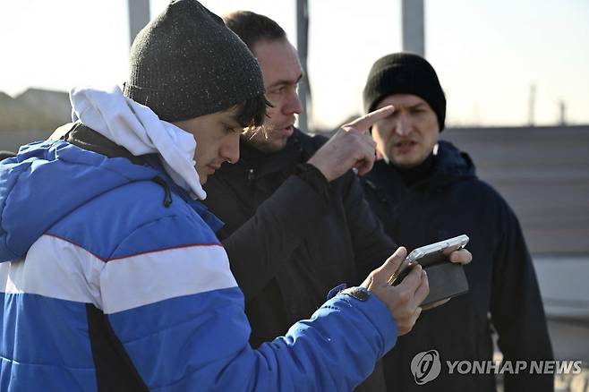 가이드 설명듣는 전쟁 관광객 [AFP 연합뉴스. 재판매 및 DB 금지]
