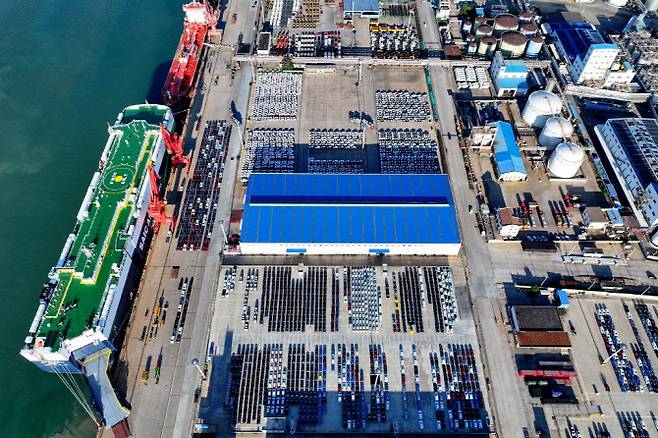 중국 장쑤성 롄윈강의 한 항구에서 수출용 자동차들이 선적 대기 중이다. (사진=AFP)