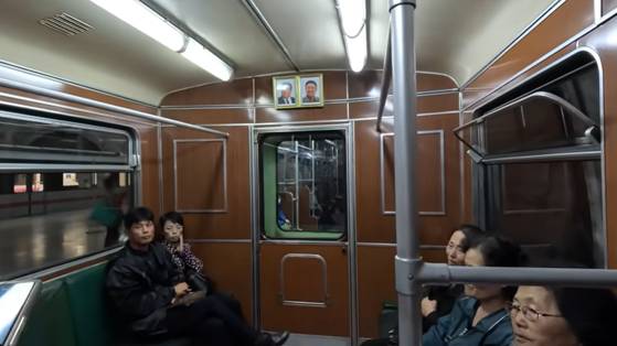 북한 구형 열차 안에는 김일성 김정일 부자의 사진이 걸려있다. 〈사진=유튜브 'PoletMe Aviation Videos'〉