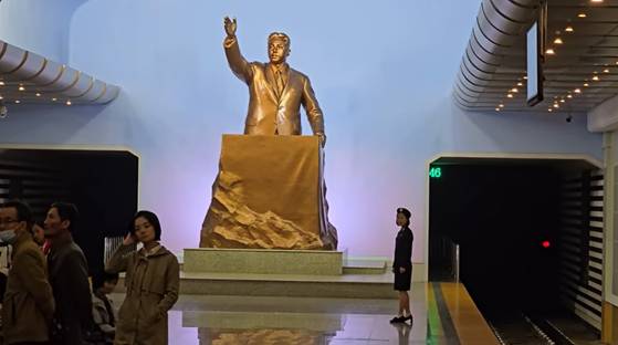 북한 개선역에 세워진 김일성 흉상, 〈사진=유튜브 'PoletMe Aviation Videos'〉