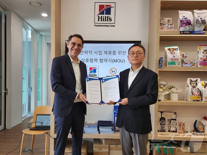 온힐 유정우 대표(오른쪽)는 28일 서울 여의도 힐스코리아 본사에서 로힛 카푸어 힐스펫뉴트리션코리아 대표와 업무 협약 체결식을 가졌다. ⓒ 뉴스1 한송아 기자