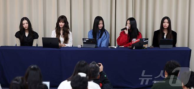 그룹 뉴진스가 28일 서울 강남구 스페이스쉐어 삼성역센터에서 어도어와의 전속계약 해지 관련 긴급 기자회견을 하고 있다. 왼쪽부터 해린, 다니엘, 하니, 민지, 혜인. (공동취재) 2024.11.28/뉴스1 ⓒ News1 권현진 기자