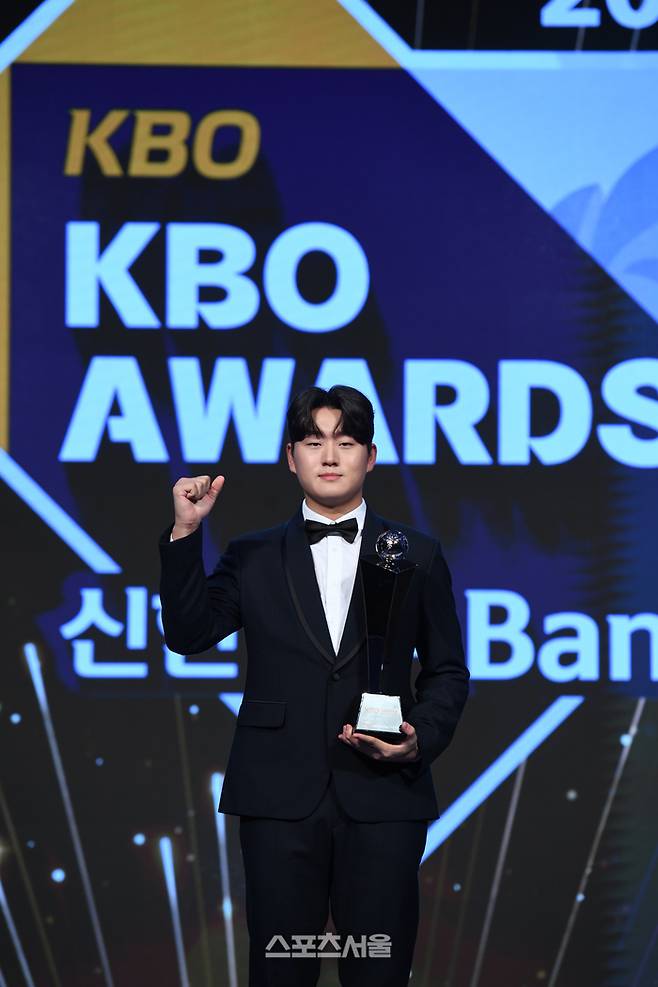 두산 김택연이 26일 서울 잠실 롯데호텔 월드에서 열린 2024 KBO 시상식에서 신인상을 받은 후 포즈를 취하고 있다. 최승섭기자 thunder@sportsseoul.com