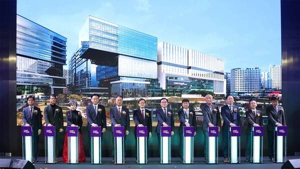 최광우 마곡마이스AMC 대표(왼쪽에서 아홉번째) 등 주요 관계자들이 '코엑스마곡 컨벤션센터' 개관식에 참여했다. ⓒ롯데건설