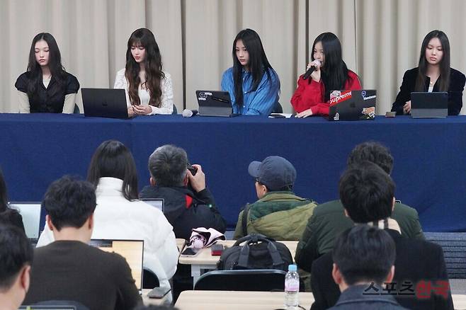 하이브(HYBE) 소속 어도어(ADOR) 엔터와 전속계약 해지 관련 기자회견에 참석한 그룹 뉴진스(NewJeans). 24.11.28 사진=사진공동취재단