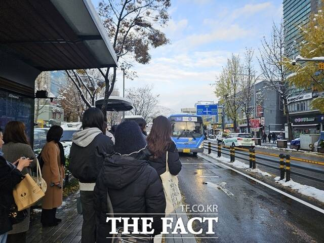 28일 폭설로 서울 도심 곳곳 교통도 통제됐다. 오전 7시 기준 와룡공원로, 북악산길, 인왕산길, 삼청터널, 서달로, 흑석로 등 6곳의 도로 통행이 통제됐다. /이다빈 인턴기자