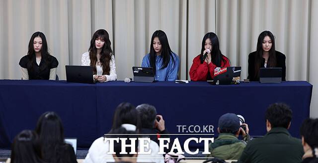 걸그룹 뉴진스가 기자회견을 열고 "29일 자정부로 어도어와 전속계약을 해지한다"고 밝히자 어도어가 "일방적으로 신뢰가 깨졌다고 주장한다고 해지 사유가 될 수 없다"고 입장을 전했다. 사진은 기자회견 모습. /박헌우 기자