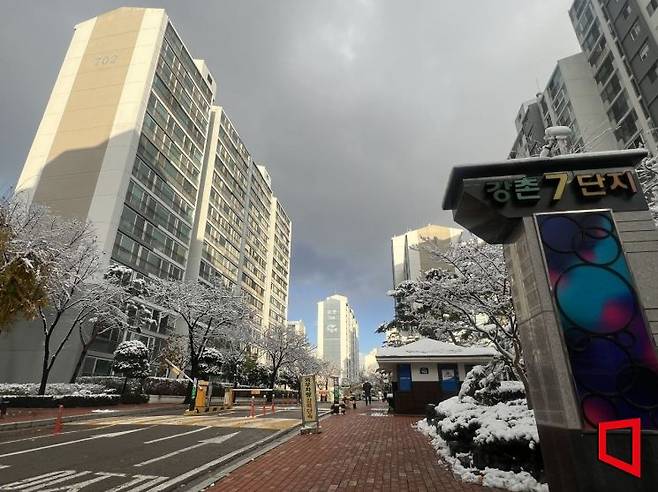 국토부가 27일 발표한 1기신도시 정비 선도지구에 선정된 경기도 고양시 일산동구 마두동 강촌마을 7단지 전경. 한진주 기자