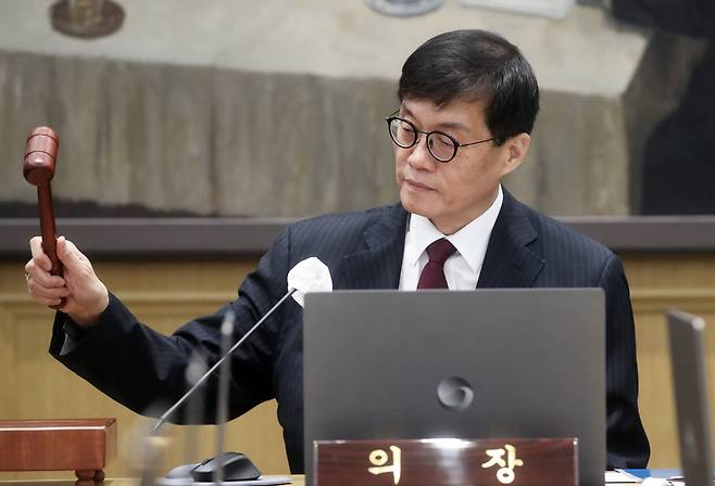 이창용 한국은행 총재가 28일 서울 중구 한국은행 금융통화위원회의 통화정책회의를 주재하며 의사봉을 두드리고 있다./뉴스1