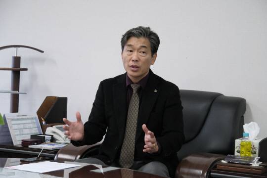 김종언 회장은 지난 27일 영세한 전문건설협회 회원들의 기존 이익을 지키고 새로운 이익을 얻어내는데 최선을 다하겠다고 다짐했다. 윤신영 기자.