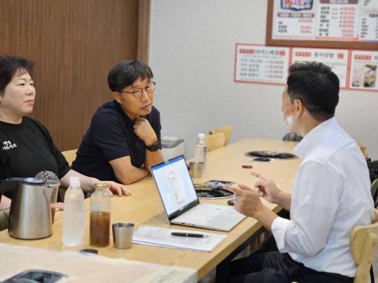 목포백경샤브샤브를 운영중인 윤수정(왼쪽) 대표가 KB멘토단으로부터 '찾아가는 KB 소호 멘토링스쿨' 컨설팅을 받고 있다. [KB국민은행 제공]