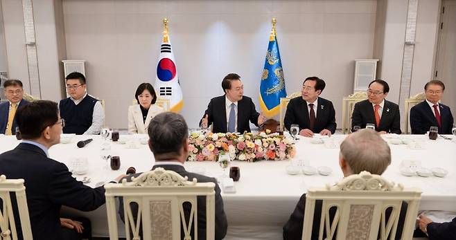 윤석열 대통령이 지난 2월 6일 서울 용산 대통령실 청사에서 경제사회노동위원회 위원들과의 오찬에 참석해 발언하고 있다. 사진=대통령실