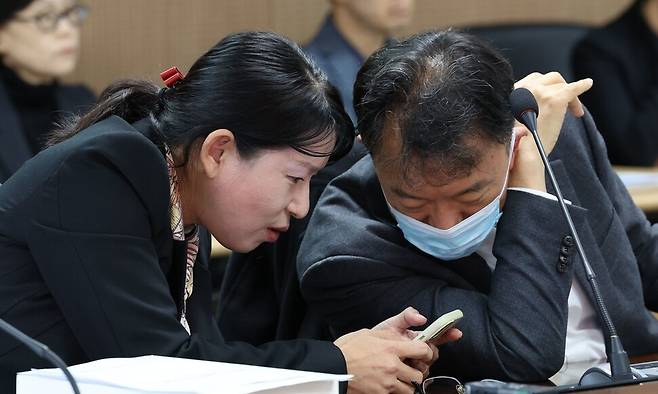 19일 오전 서울 중구 진실화해위 대회의실에서 열린 진실화해위 전체위원회에서 이옥남 상임위원과 차기환 위원이 대화하고 있다. 두 사람은 백락정 사건의 진실규명 취소와 신청 각하를 가장 강력하게 주장하는 여당 추천 위원들이다. 김태형 기자 xogud555@hani.co.kr