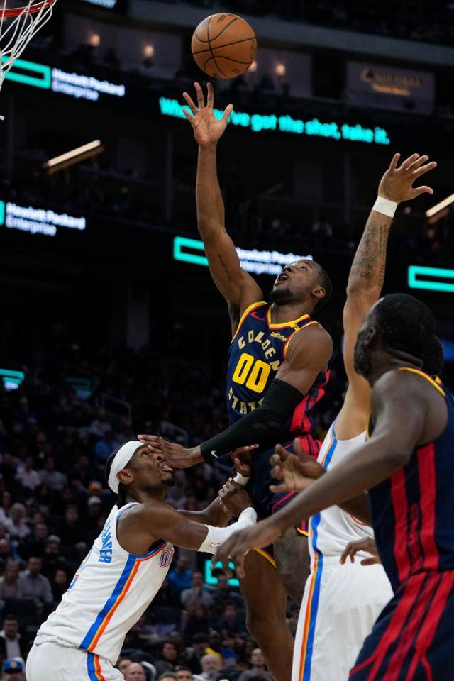 골든스테이트의 조나단 쿠밍가가 오클라호마시티와 경기 도중 골밑슛을 시도하고 있다. 샌프란시스코=AP 연합뉴스