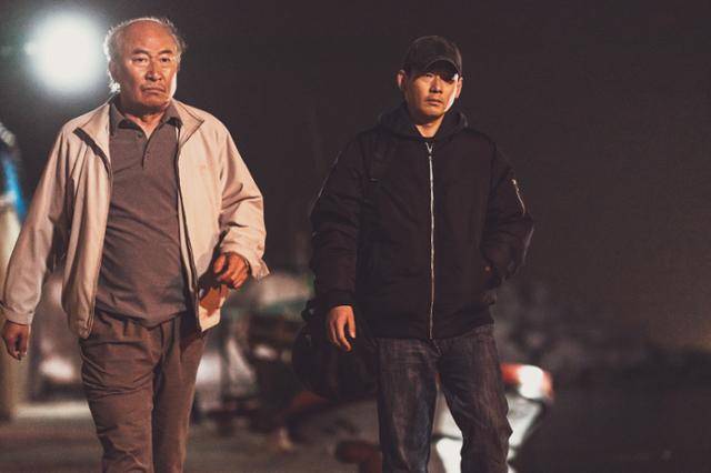 젊은 어부 용수(오른쪽)는 행복한 삶을 위해 보험 사기극을 계획하고 용수의 사정을 잘 아는 선장 영국은 못내 도와주게 된다. 고집스튜디오 제공