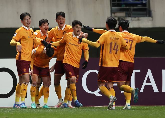 <yonhap photo-6141=""> 기뻐하는 광주FC (광주=연합뉴스) 조남수 기자 = 27일 광주월드컵경기장에서 열린 아시아축구연맹(AFC) 챔피언스리그엘리트(ACLE) 스테이지 5차전 광주FC와 상하이 선화의 경기. 광주 선수들이 후반전에 선취골을 성공시키고 기뻐하고 있다. 2024.11.27 iso64@yna.co.kr/2024-11-27 20:33:28/ <저작권자 ⓒ 1980-2024 ㈜연합뉴스. 무단 전재 재배포 금지, AI 학습 및 활용 금지></yonhap>