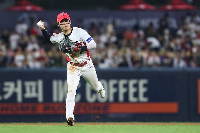 올 시즌 KBO리그 유격수 부문 골든글러브 유력 후보 중 하나인 박찬호의 수비 모습. KIA 제공