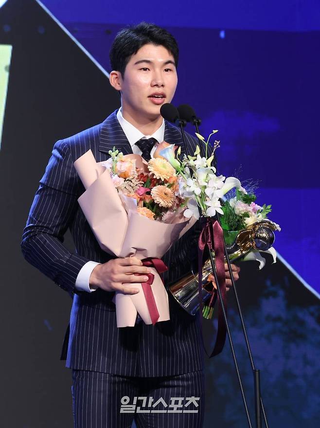 ‘2024 신한 SOL뱅크 KBO 시상식’이 26일 오후 서울 롯데호텔월드에서 열렸다. 키움 2루수 김혜성이 수비상을 수상하고 소감을 얘기 하고있다. 정시종 기자 capa@edaily.co.kr