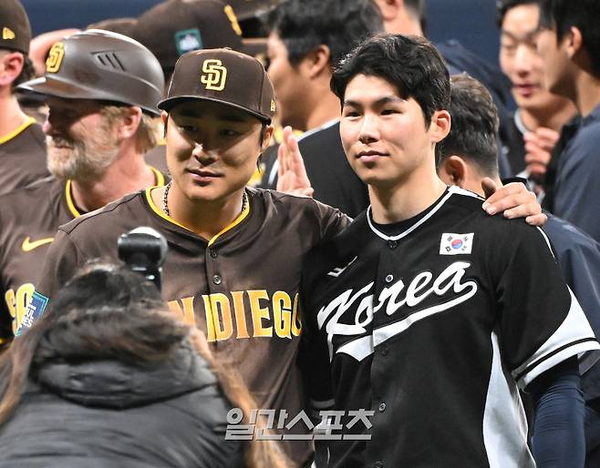 3월 17일 서울 고척스카이돔에서 ‘메이저리그 월드투어 서울 시리즈 2024’ 샌디에이고 파드리스와 팀 코리아의 경기가 열렸다.경기 종료 후 샌디에이고 파드리스 김하성이 팀 코리아 김혜성과 기념촬영을 하고 있다. 고척돔=정시종 기자 capa@edaily.co.kr