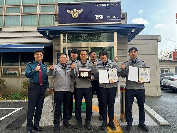 목성수 청주청원경찰서장(왼쪽)이 28일 올해 3분기 베스트순찰팀인 내덕지구대 4팀에 인증패를 전달하고 기념 촬영을 하고 있다. [사진=청주청원경찰서]