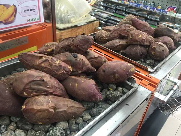 날씨가 추워지면서 고구마가 간식으로 인기를 끌고 있다. 사진은 국내 편의점에서 판매 중인 군고구마. [사진=세븐일레븐]