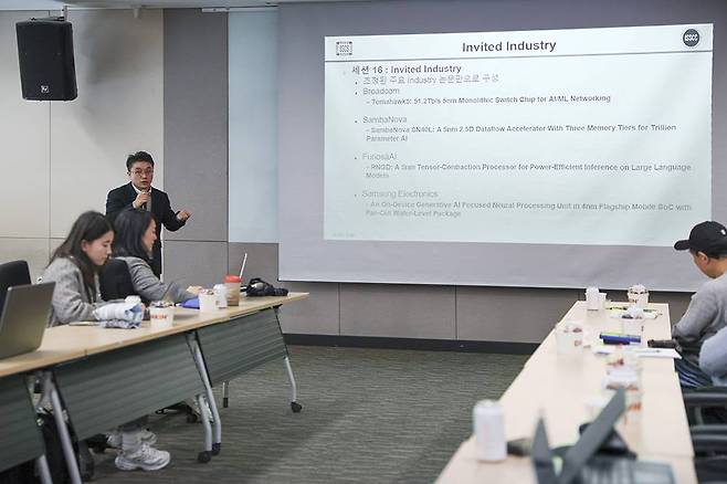 박준석 삼성전자 LSI 사업부 선행AP개발팀 수석이 디지털 아키텍처 및 시스템 분과 내용을 발표 중이다 / 출처=IT동아