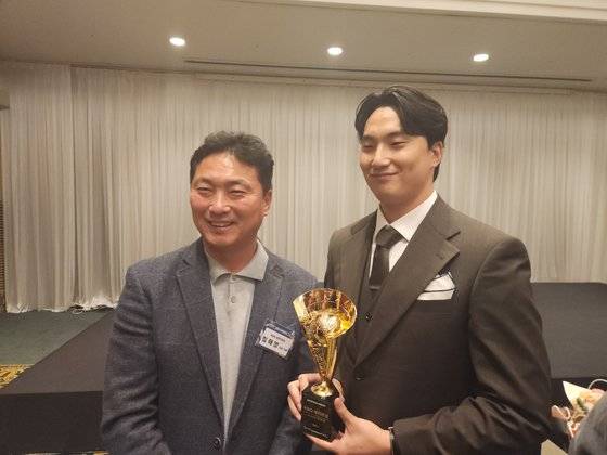 정회열 동원대 야구팀 감독(왼쪽)과 그의 아들 정해영 KIA 타이거즈 투수가 지난 26일 KBO시상식에서 미소를 짓고 있다. 김효경 기자
