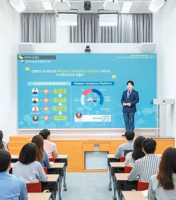 평생학습의 필요성이 더 커지면서 사이버대학에 대한 관심도 높아지고 있다. 사이버대학들은 이런 추세에 대응해 다양한 노력을 경주하고 있다. 사진은 서울사이버대 스마트강의실에서 전기전자공학과 박찬수 교수가 강의하는 모습. [사진 서울사이버대]