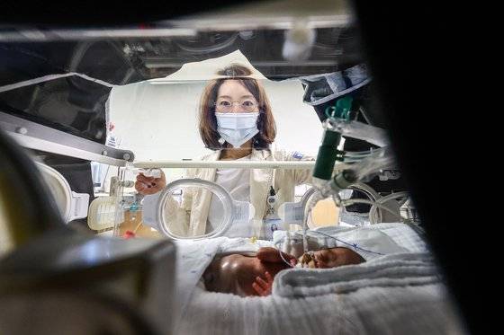 윤영아 서울성모병원 소아청소년과 교수가 지난 9월 서울성모병원 신생아중환자실에서 초극소미숙아를 돌보고 있다. 김종호 기자