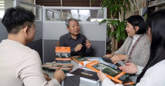 심범섭 인포벨 대표가 서울 강남구 수서동 사무실에서 직원들과 신제품 개발 회의를 하고 있다. 강정현 기자