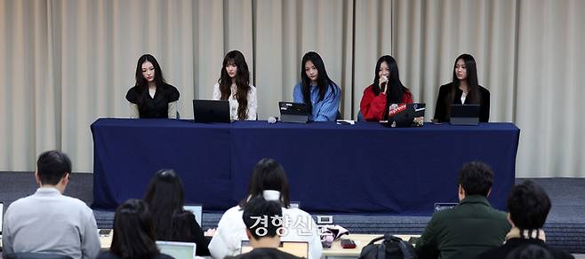 그룹 뉴진스가 28일 서울 강남구 모처에서 긴급 기자회견을 열고 있다. 다섯 멤버 모두 참석한 가운데 열린 이날 회견에서 뉴진스는 29일 자정부터 소속사 어도어와의 전속계약을 해지하겠다고 발표했다. 왼쪽부터 해린, 다니엘, 민지, 하니, 혜인. 2024.11.28 권도현 기자