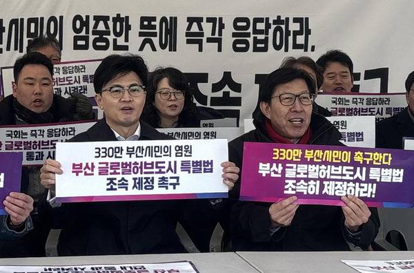 국민의힘 한동훈 대표가 28일 국회에서 천막농성 중인 박형준 부산시장과 만난 뒤 글로벌허브도시 특별법의 조속한 제정을 촉구하는 구호를 외치고 있다. 김정록 기자