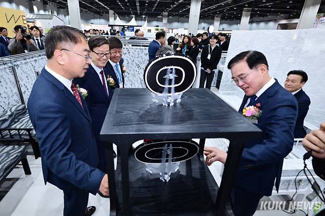코엑스마곡 컨벤션센터 개관일인 28일 오전 서울 강서구 코엑스마곡 컨벤션센터에서 열린 '서울리빙디자인페어 in 마곡'에 윤진식 코엑스 이사회 의장, 김상한 서울특별시 행정1부시장, 진교훈 강서구청장 등이 전시품을 관람하고 있다.