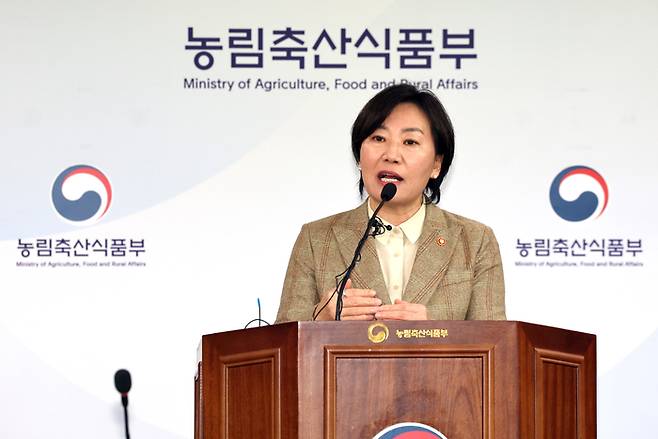 송미령 농림축산식품부 장관이 25일 오전 정부세종청사 농식품부 기자실에서 양곡관리법 개정안 등 네 개 법안이 지난 21일 야당 단독으로 국회 농림축산식품해양수산위원회를 통과한 데 대해 “집행이 불가능하고, 농업의 미래를 없게 하는 법”이라고 반대 입장을 밝히고 있다. [사진=연합뉴스]