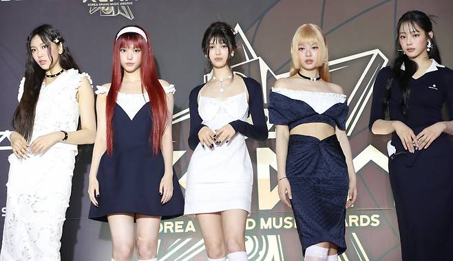 그룹 뉴진스 혜인(왼쪽부터)과 해린, 다니엘, 하니, 민지가 지난 16일 열린 '제1회 코리아 그랜드 뮤직 어워즈(2024 KGMA)' 레드카펫 행사에 참석한 모습 /사진=뉴스1