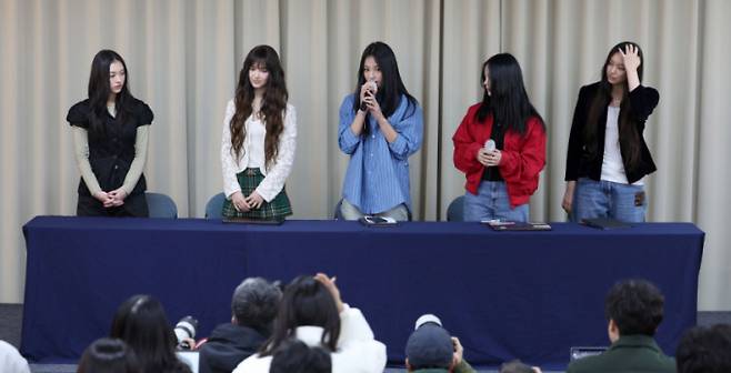 그룹 뉴진스가 28일 서울 강남구 스페이스쉐어 삼성역센터에서 어도어와의 전속계약 해지 관련 긴급 기자회견을 하고 있다. 사진은 기자회견에 나선 해린(왼쪽부터), 다니엘, 하니, 민지, 혜인. /사진=뉴시스