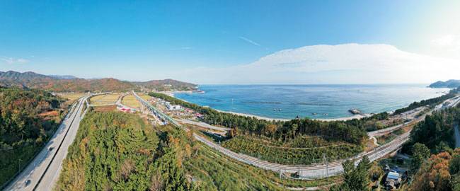 오는 12월 31일 개통하는 동해선 철도의 모습. 터널이 워낙 많아서 동해를 바라보며 달리는 구간이 기대보다 길지는 않지만 7번 국도보다 바다에서 더 바짝 붙어 달리는 낭만적인 구간도 있다.