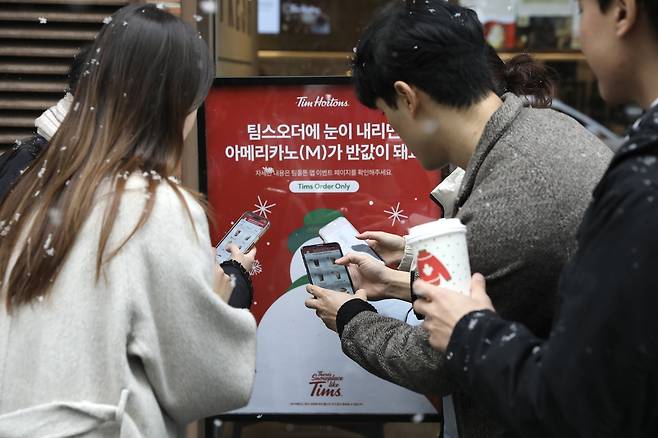 27일 내린 첫눈과 함께 눈이 내리면 팀홀튼 커피를 반값에 즐길 수 있는 ‘렛잇스노우’ 이벤트를 개시했다. [팀 홀튼 제공]