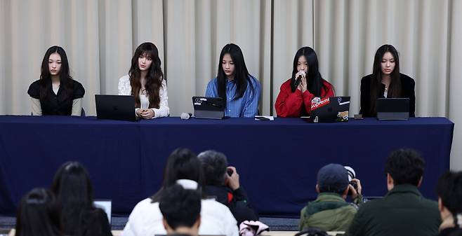 걸그룹 뉴진스가 28일 오후 서울 강남구 스페이스쉐어 삼성역센터에서 열린 전속계약 해지 관련 기자회견에 참석해 있다. 왼쪽부터 해린, 다니엘, 민지, 하니, 혜인.  [공동취재]