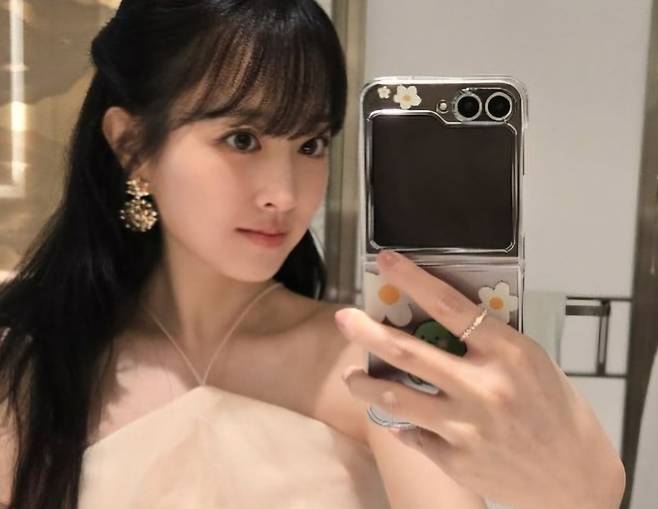 박보영이 폴더블폰으로 셀카를 찍고 있다 [사진,  SNS]